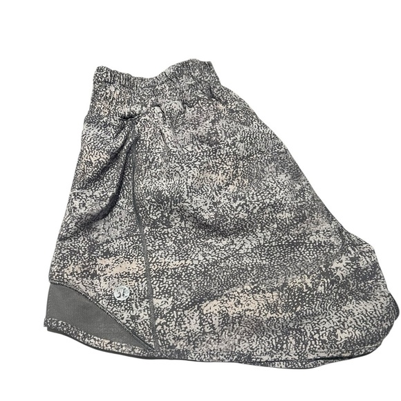 LULULEMON | Hotty Hot Short *2.5"
Frozen Vista Alpine White Multi / Arctic Grey - Picture 5 of 11